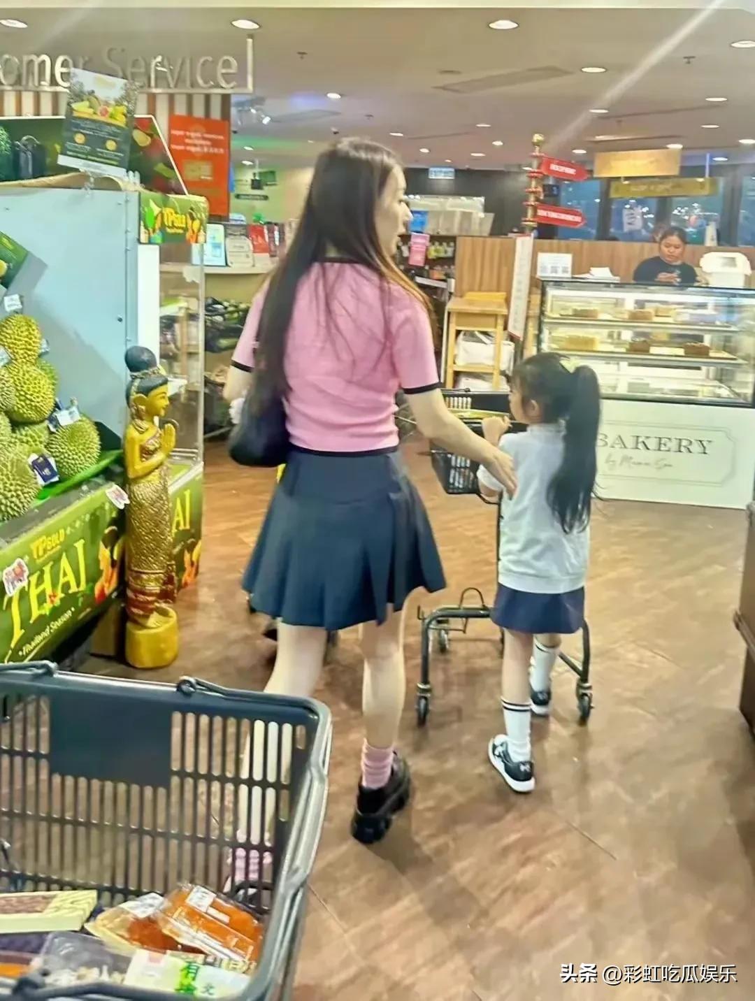 方媛怀三胎后穿短裙厚底鞋带女儿逛超市，她的背影看起来和少女一样，她身高不高，但是