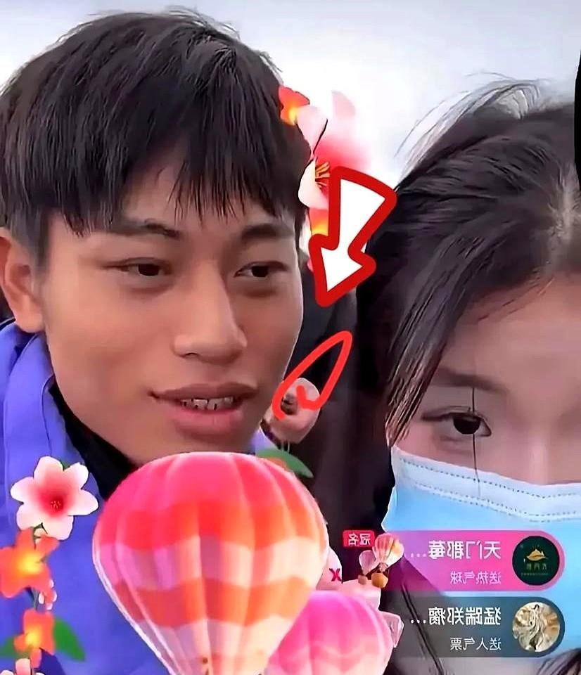 退赛后两小时，他赚到了比赛奖金。
镜头里，女友的手指在屏幕上飞快点击，念着一个个