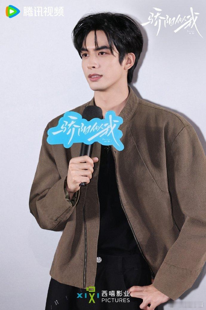 宋威龙赵今麦 早熟先生和养成小姐 戏里对手戏张力十足，戏外互动默契满分，这对组合