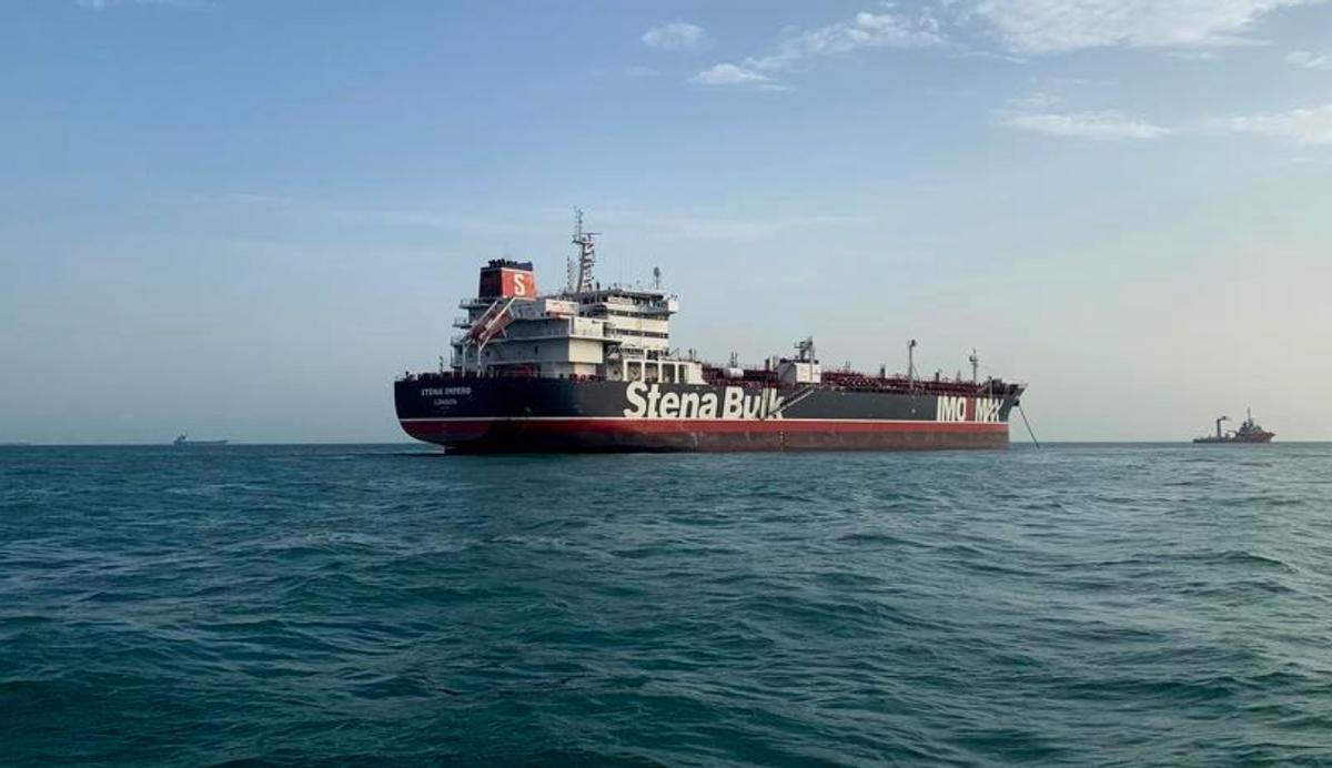 4月18日阿曼外海，刚宣布开放通航霍尔木兹海峡，一艘印度油轮突遭伊朗武装炮艇开火