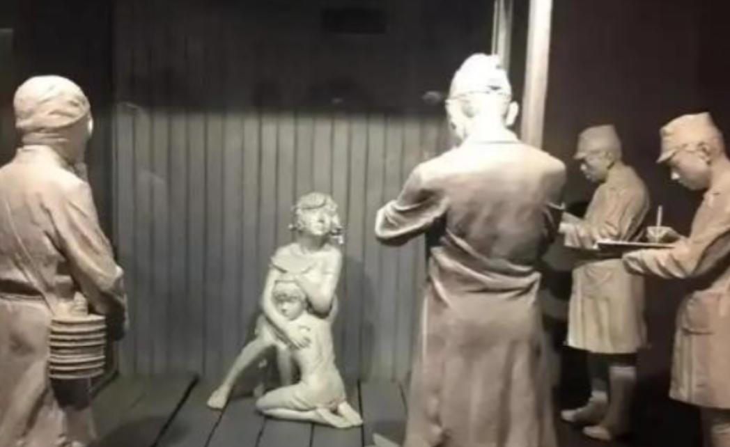 1938年，为了满足自己对女性生殖构造的好奇心，一鬼子军医让人把一女人使劲儿摁倒