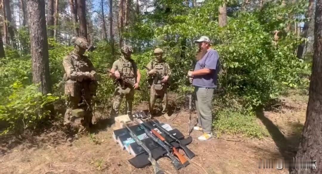 俄罗斯除了开老仓库拿出霰弹枪，军工厂加班加点，在社会展开了广泛的捐猎枪行动，前线