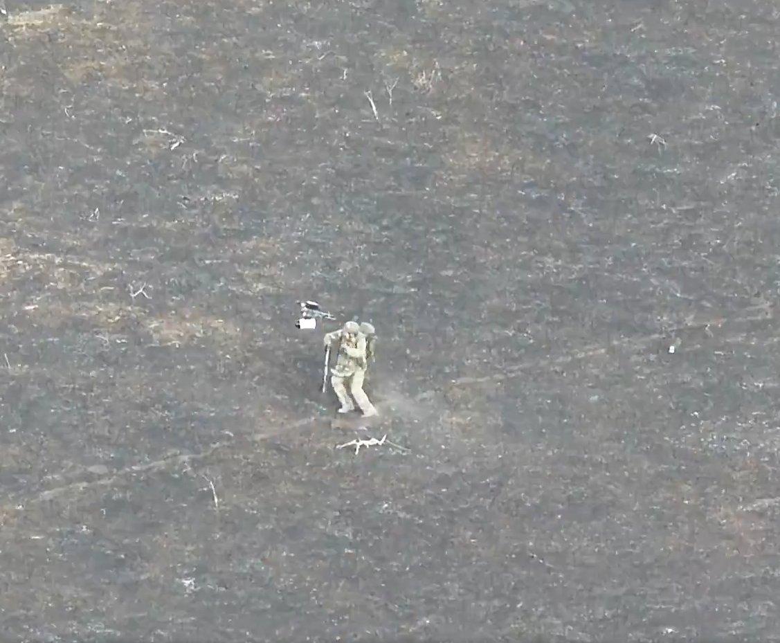 无人机拍摄的受伤俄罗斯士兵最终倒在了无人机的炮火下，
俄罗斯现在每天以每月300