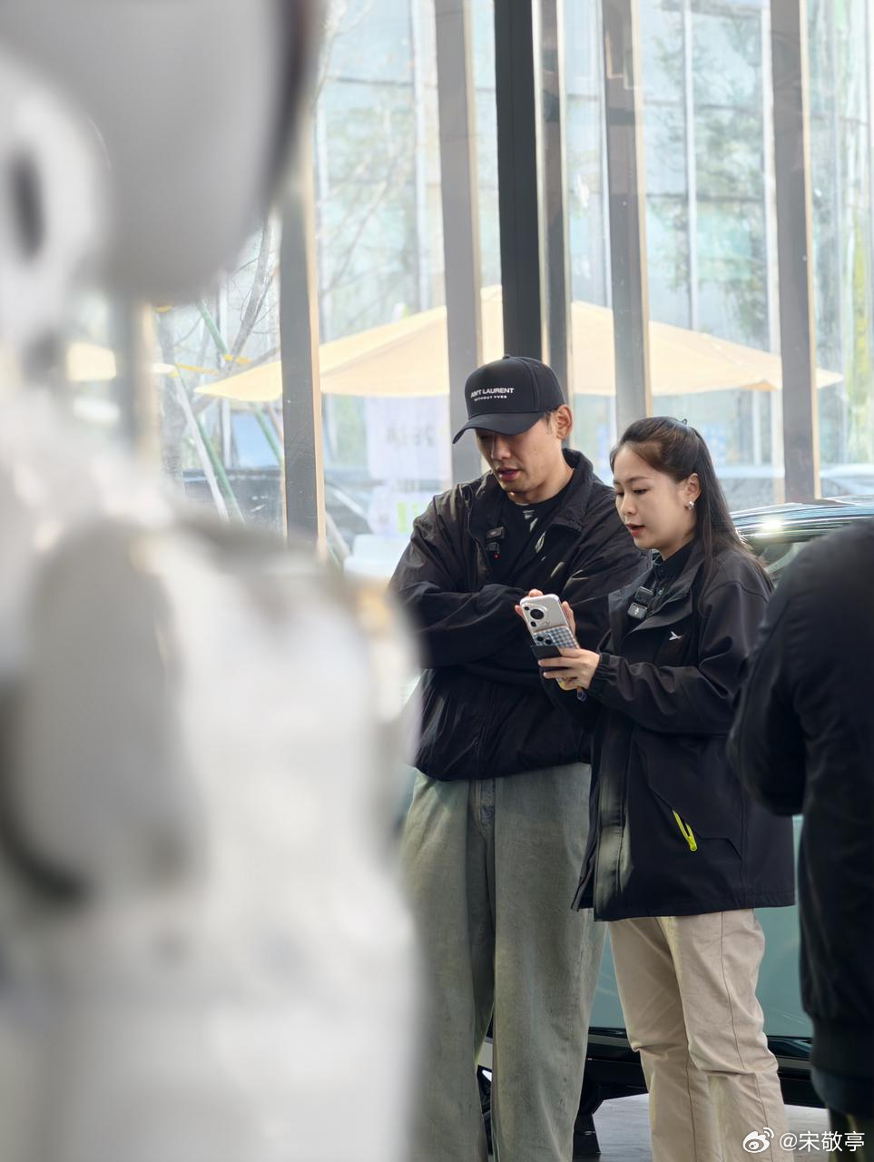 美食圈顶流乌啦啦现身小鹏，被全新小鹏P7圈粉，试驾后对其操控赞不绝口，更被车外语