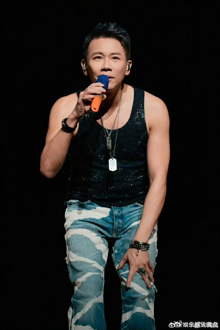 AI看到三个时期的陶喆谁看了这个AI转场VCR不落泪！巡演里一次性看见三个时期的