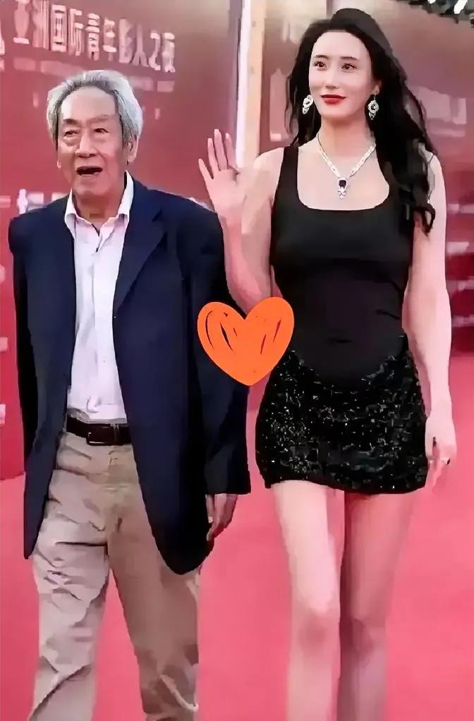 “79岁，王奎荣把自己名下北京一套140平的房子，加上卡里多万现金，全转给了小他