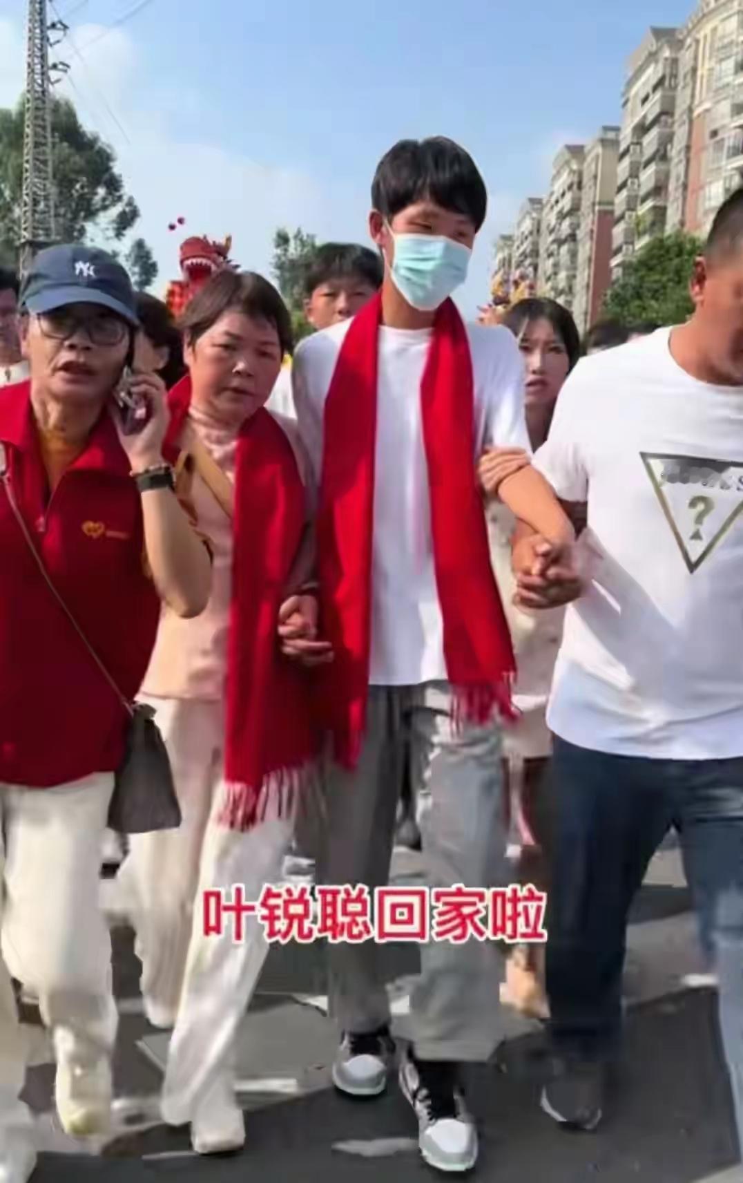 想都不敢想，从打工仔变成了富二代！
叶锐聪今年19岁，放暑假时就在街坊商铺帮忙做