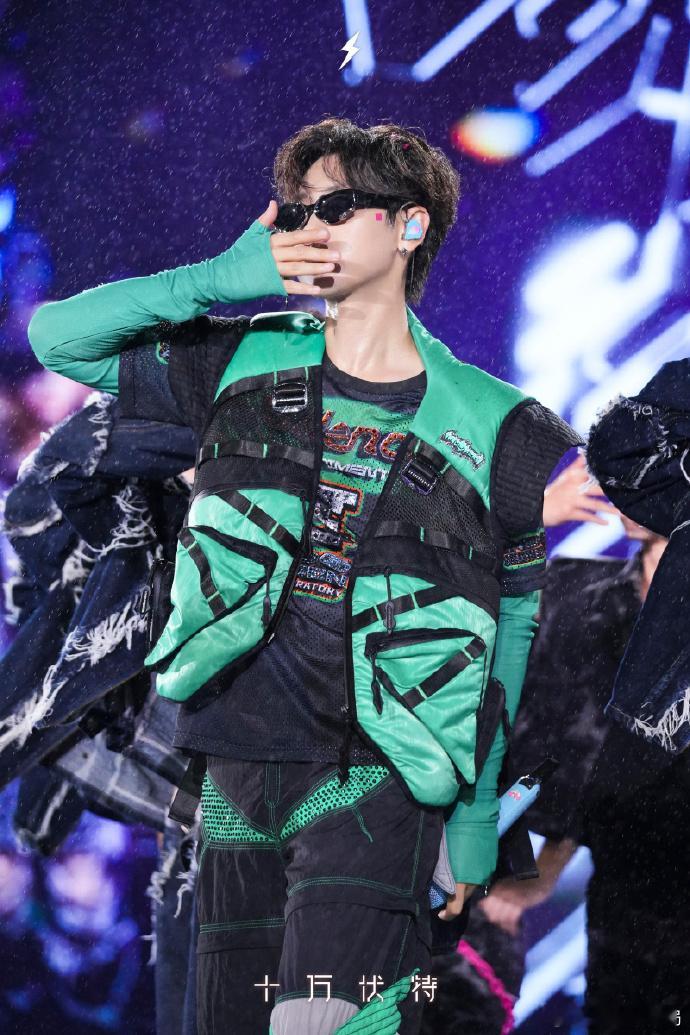 #汪苏泷就这么水灵灵的跳了晚安大小姐##汪苏泷上海演唱会跳了晚安大小姐#汪苏泷在