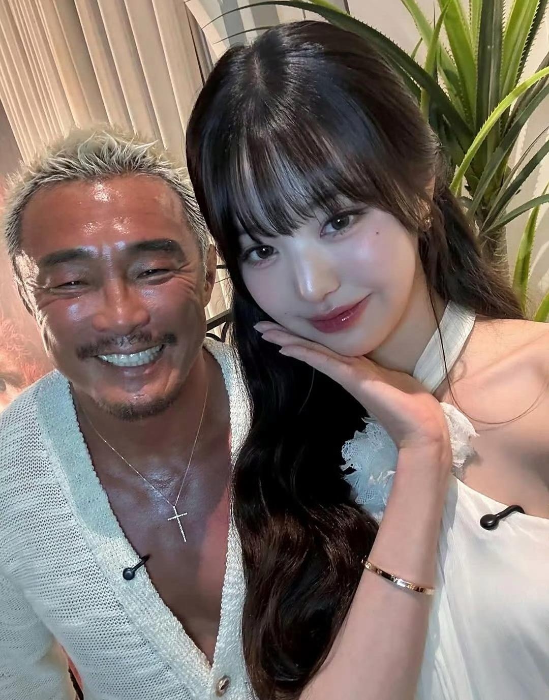 张元英和格斗运动员秋成勋（秋小爱的爸爸）合照，女方白得发光，男方却黑得发亮，两人