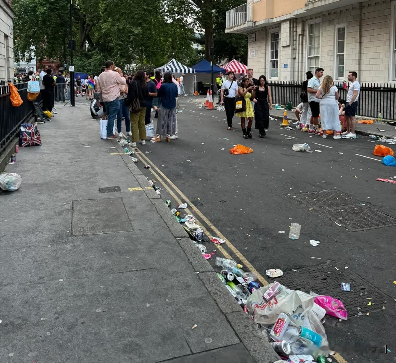 真实的英国伦敦街头，
遍地垃圾成堆，
也没有环卫工人及时打扫，
这一点和我们比，