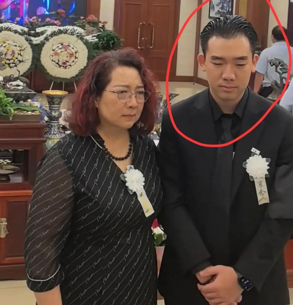 42岁才当爹的老唐走了，他这唯一的老来子到底长啥样？这次葬礼上露了正脸，好家伙，