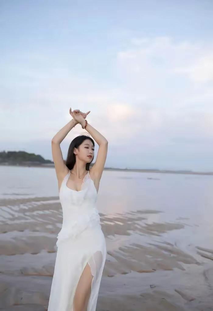 掀起裙边，踮起脚尖，以大海为背景，翩翩起舞，大海的宽阔，不拘一格，海乃百川，衬托