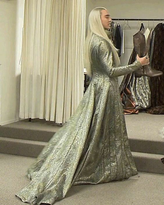 霍比特人服装设计师Ann Maskrey分享了一张佩佩未做精灵王妆发时的最早期试