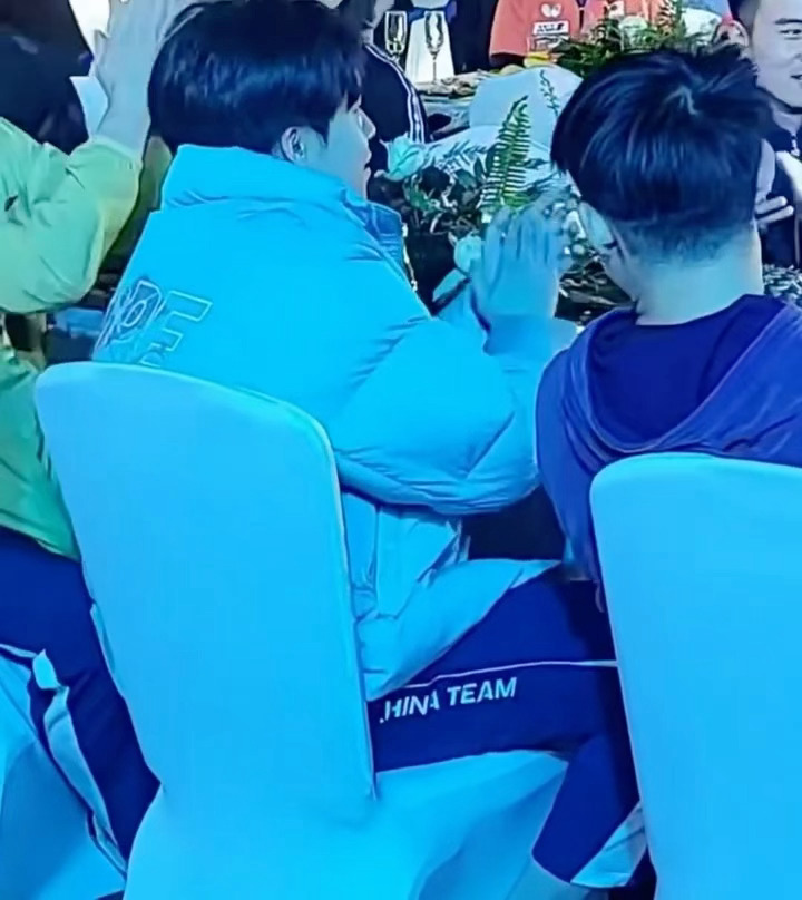 开心鼓掌的大头👏 