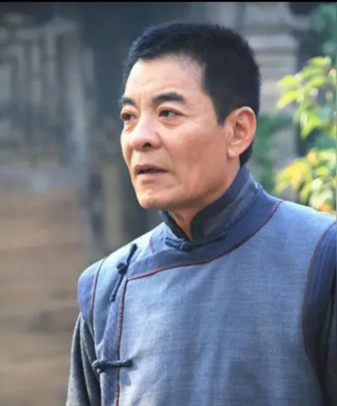 上海东方卫视主持人刘畅邀请上海流浪大师沈巍观看刘威主演的话剧《四世同堂》，并撮合