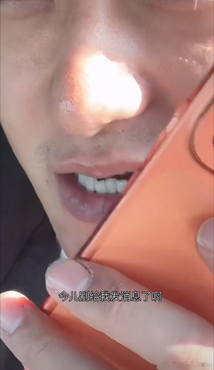 黄子韬的手指想到他为了呈现更好的武术表演而受伤，就觉得这双手承载着对事情的认真，