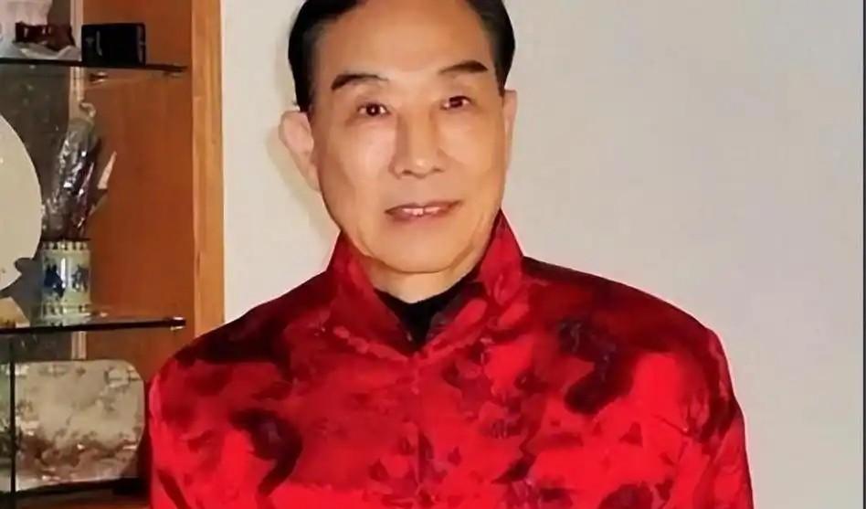 宋玉庆不是新闻里那种非黑即白的人。
1949年他跟着剧团整编进部队，不是自己报名