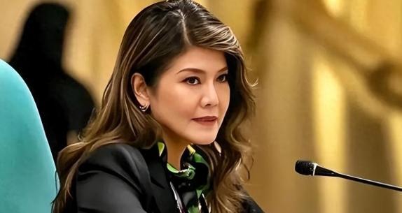 马科斯亲姐姐摊牌了！马科斯的亲姐姐伊梅她向参议院提交了557号法案，名字直接叫《