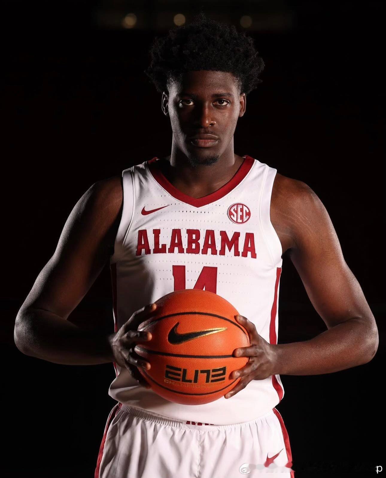 又一位职业球员在重返NCAA后成为嘲讽对象。拥有Charles Bediako的