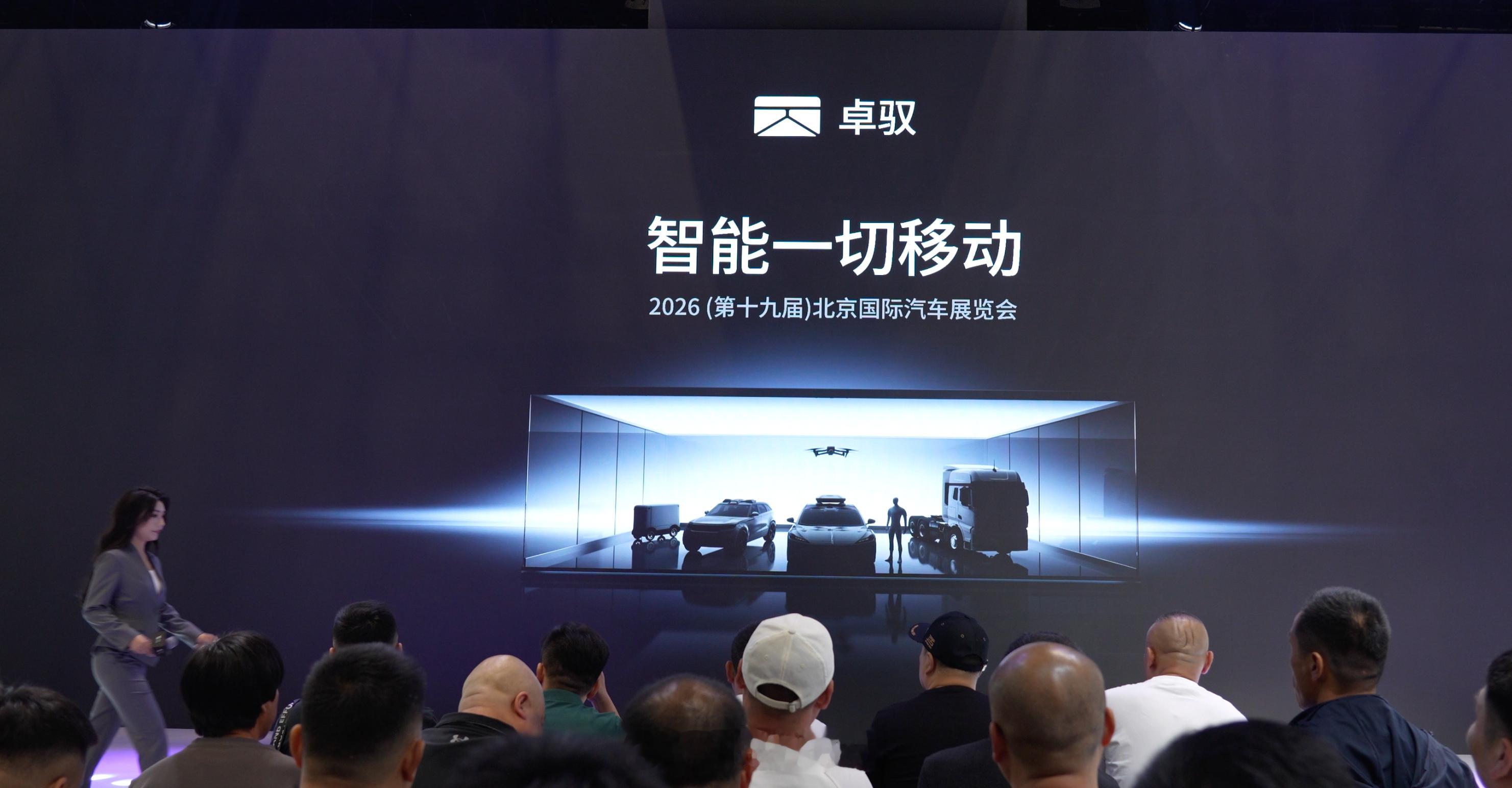 让每一位卡车司机安全回家 北京车展，卓驭展台挺有意思，好多卡友来现场了，非常接地