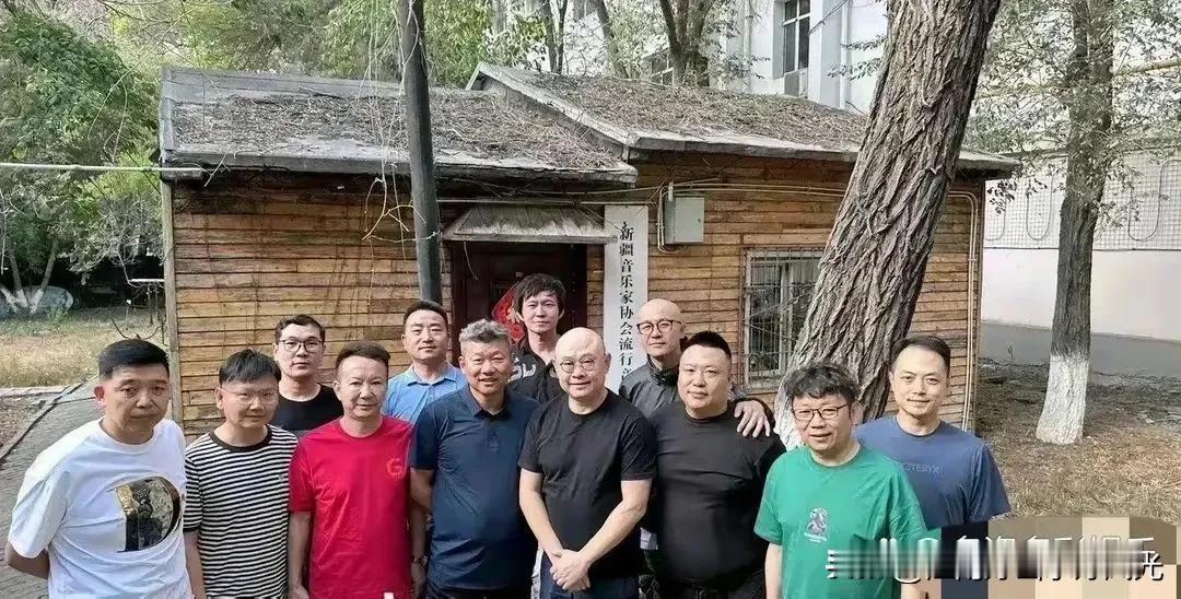 刀郎在新疆的音乐工作室

简单朴素！
诞生了传唱中国的流行歌曲
2002年的第一