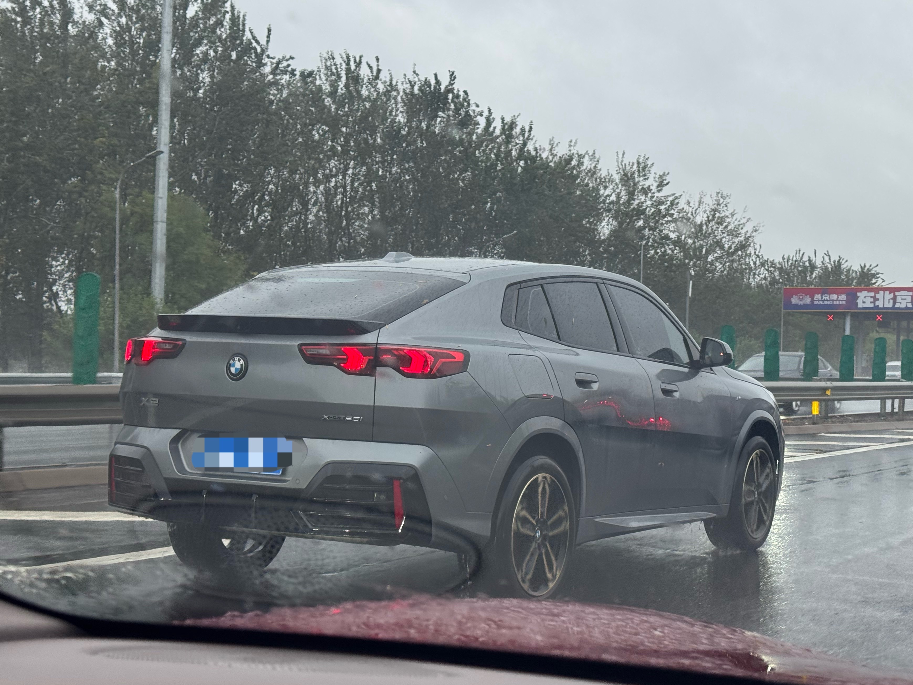 今早上班路上看到一辆小灰车，侧面看轮廓没认出来，后来堵车放过去了才发现是宝马X2
