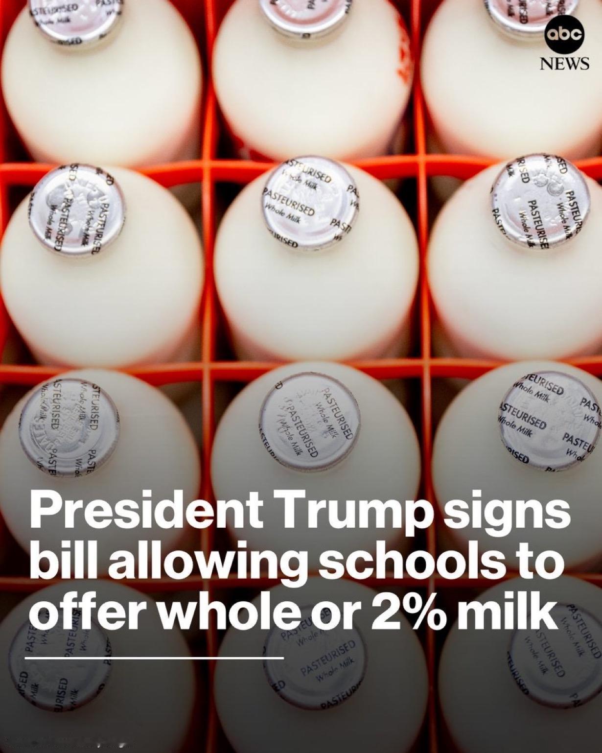 在特朗普签署法案推翻奥巴马时代对高脂牛奶选择的限制后，全脂牛奶将重返全美各地的学