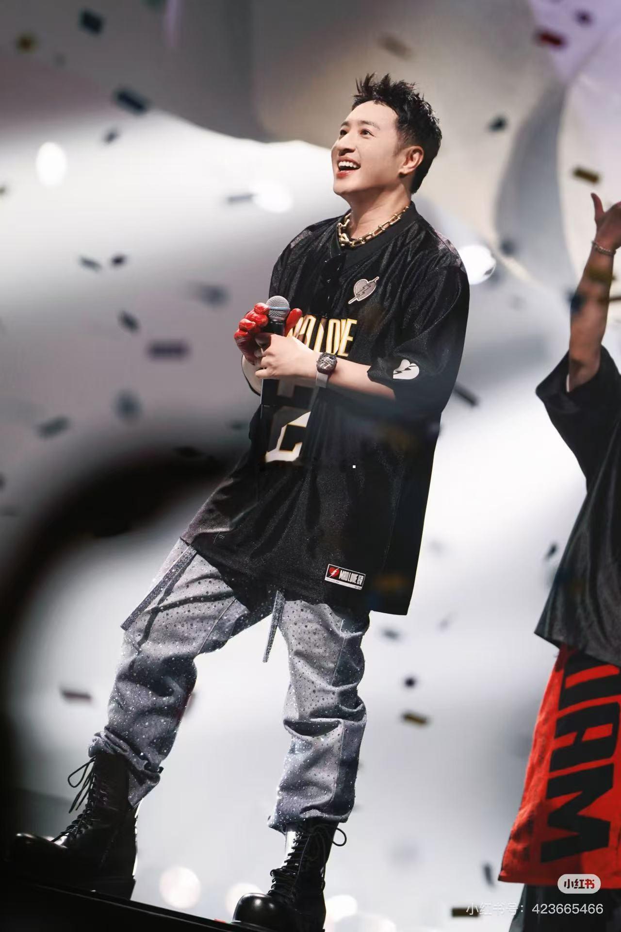 潘玮柏的综艺感绝绝子！工作室vlog里对着镜头说胖了哈哈哈，然后被公司说私下狂吃