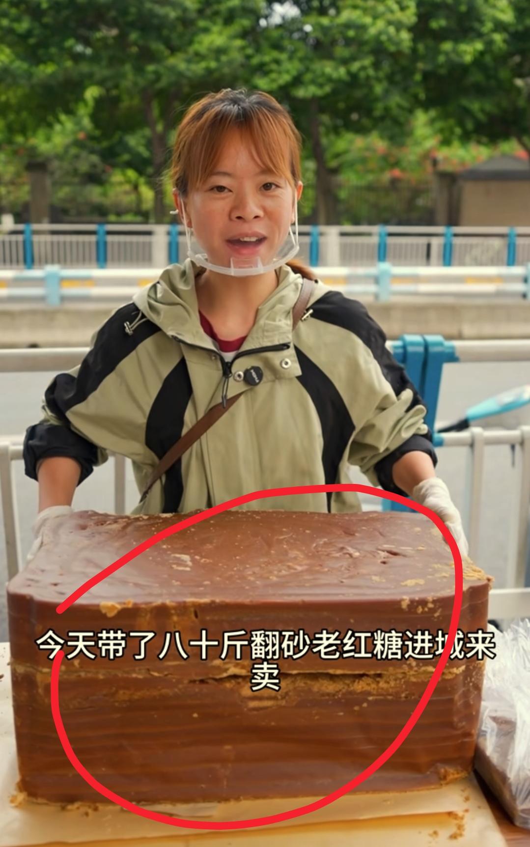 现在全网最憋屈又最解气的女人就是渝乡桃子老婆玲子了吧！
不是因为摆摊卖货辛苦，也