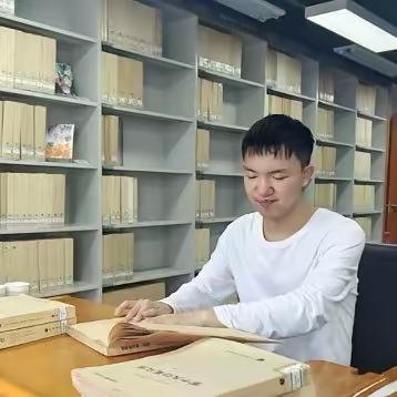 这个眼盲心亮的高考生，太厉害了[赞]
这个男孩，叫郭斌，今年的高考生
在残疾人高