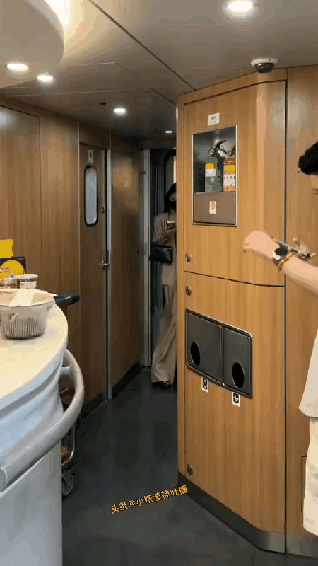 这从容不迫的走路姿态，一看就是装的