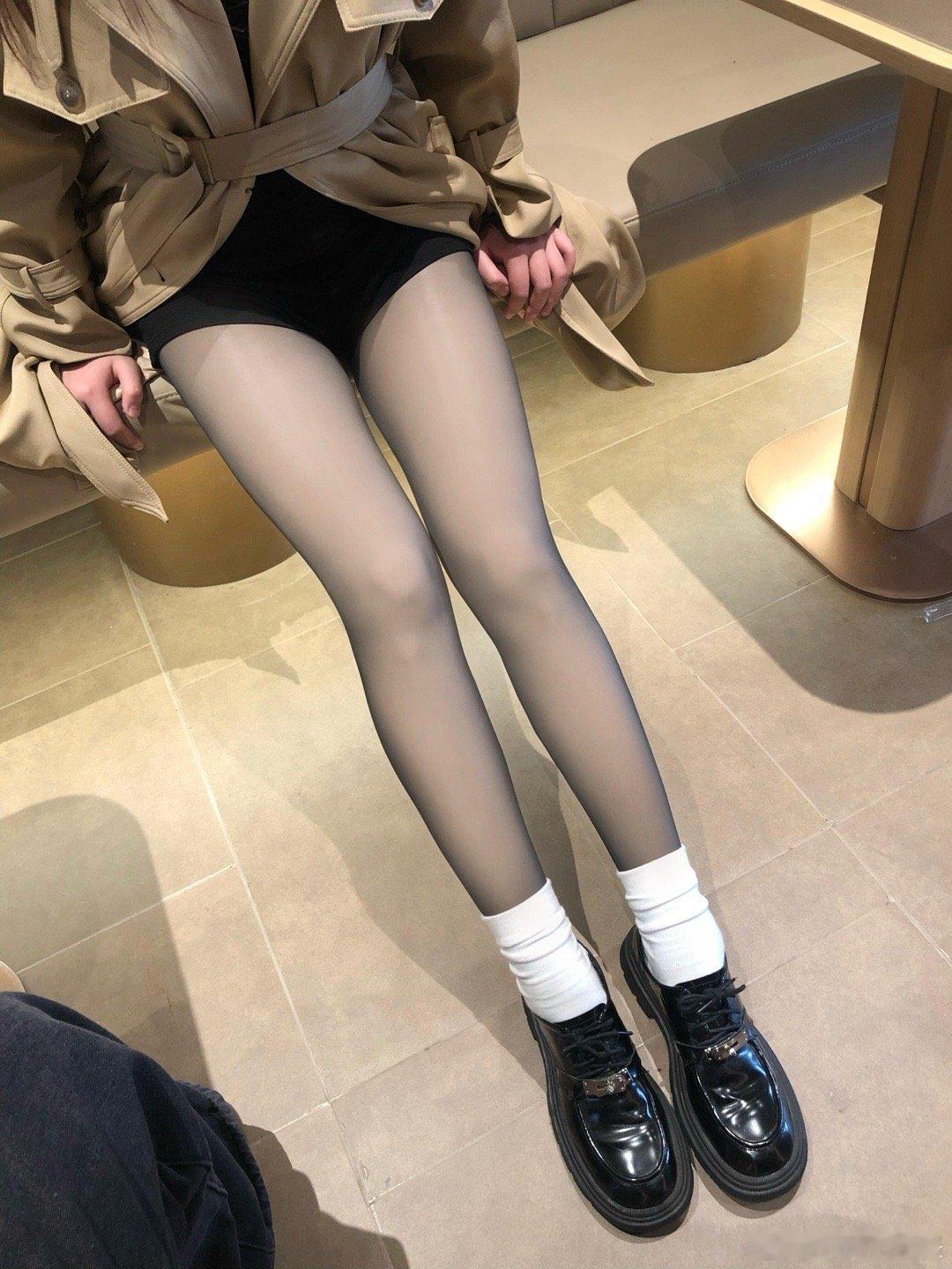 又又又要被问了！这个冬天怎么能没有加绒黑丝呢，不卡裆不掉档，很自然，穿上非常清透