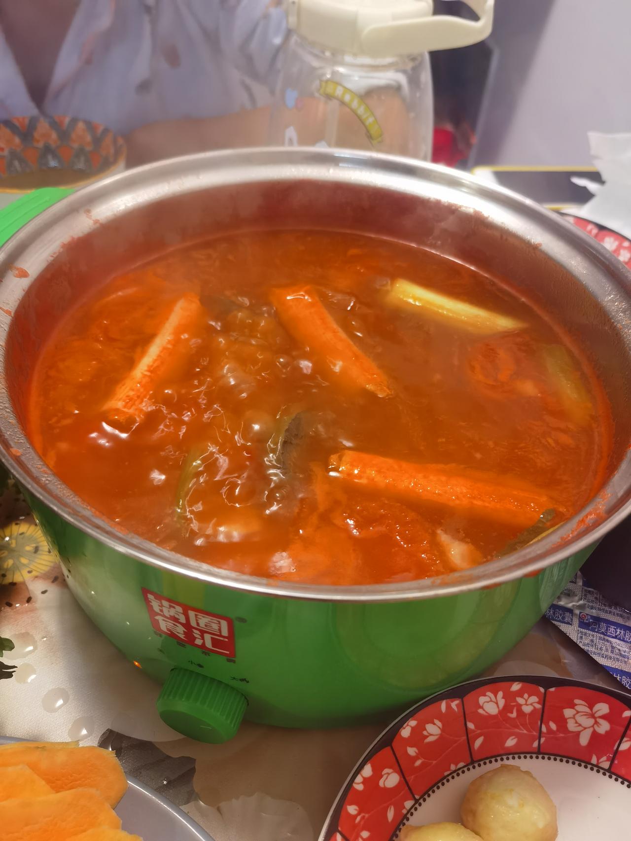 那小孩灵机一动自制番茄火锅，[笑哭][笑哭]番茄酱配番茄那是酸爽的碰撞，煮好后先