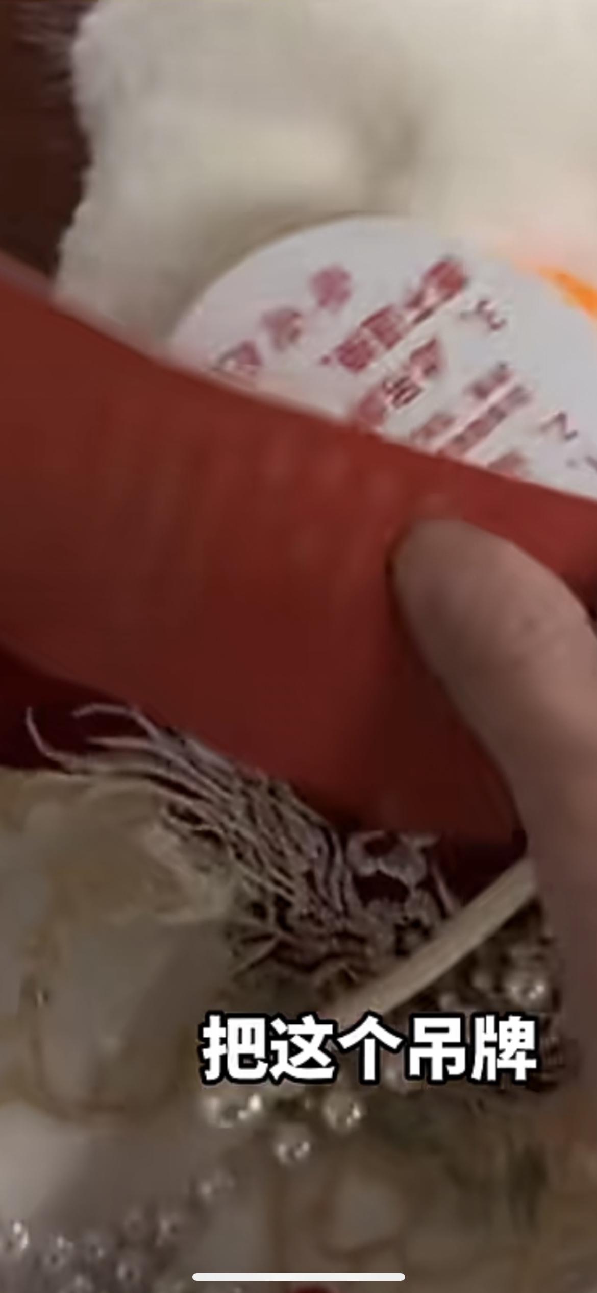 防不胜防啊！这位优质用户啊！不得不说你真是太聪明了！女子买婚服用别针将吊牌藏起来