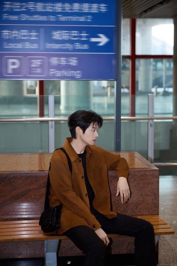 魏大勋像是去巴黎谈收购的hello时装周 这哪是去看秀，分明是去谈几个小目标收购