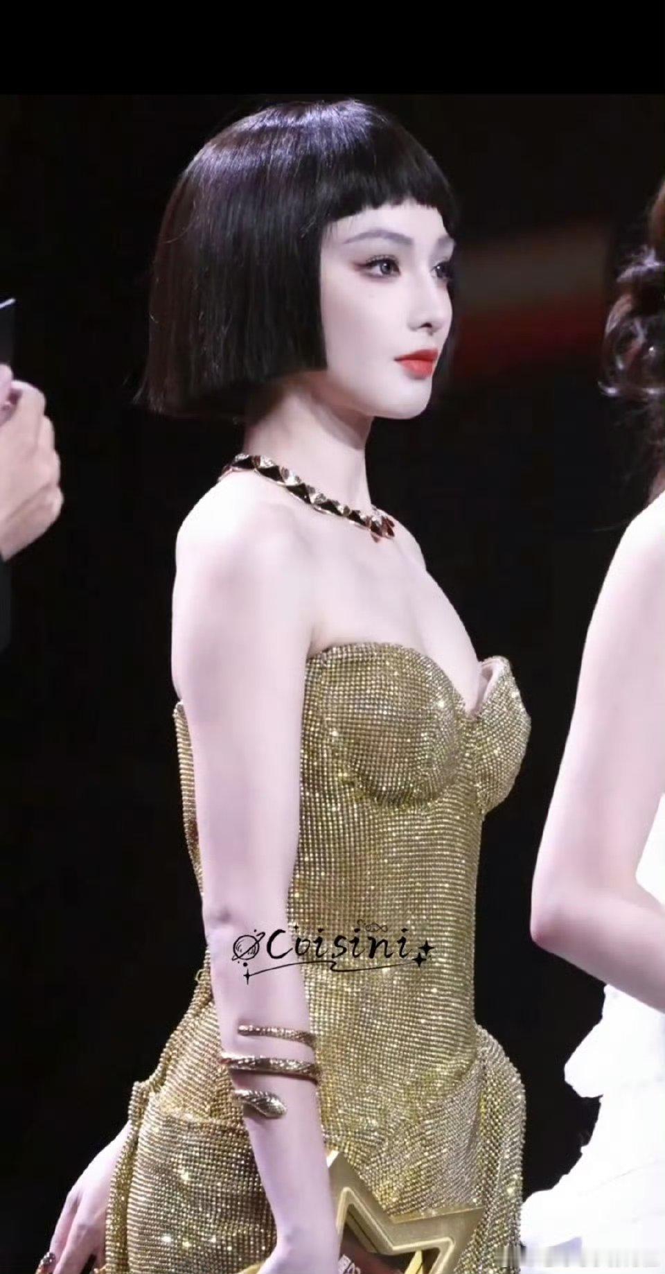 彭小苒胳膊上缠了条小金蛇鎏金蛇形配饰直接封神！缠臂设计秒衬纤细手臂线条，和造型适