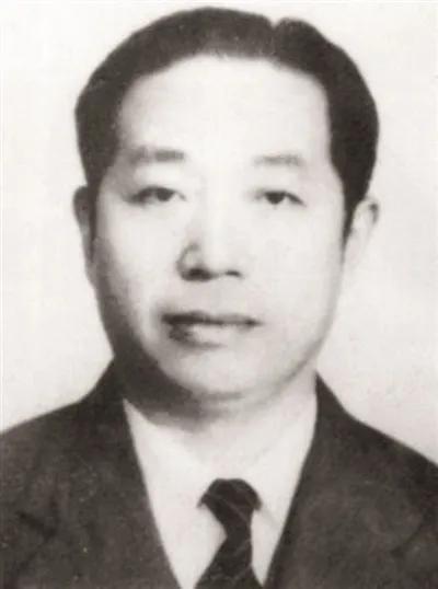 1945年，日本投降后，日军少将决定将10万支步枪、数百万发子弹交给一个地下党员