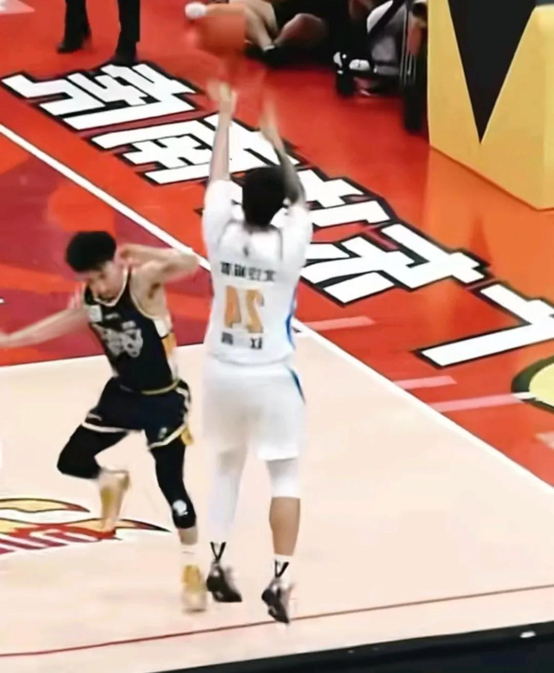 回想以前的“广东三少”，“情义无价三兄弟”。
赵睿投三分，徐杰过来防，刻意的收脚