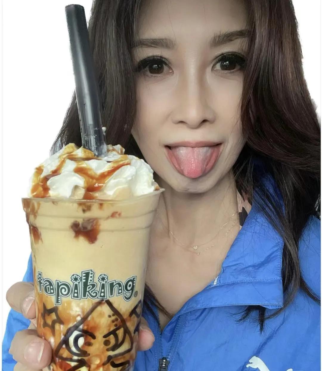这位非常喜欢喝奶茶女人，是小姐姐呢，还是老阿姨呢？
这得有多大年龄了？