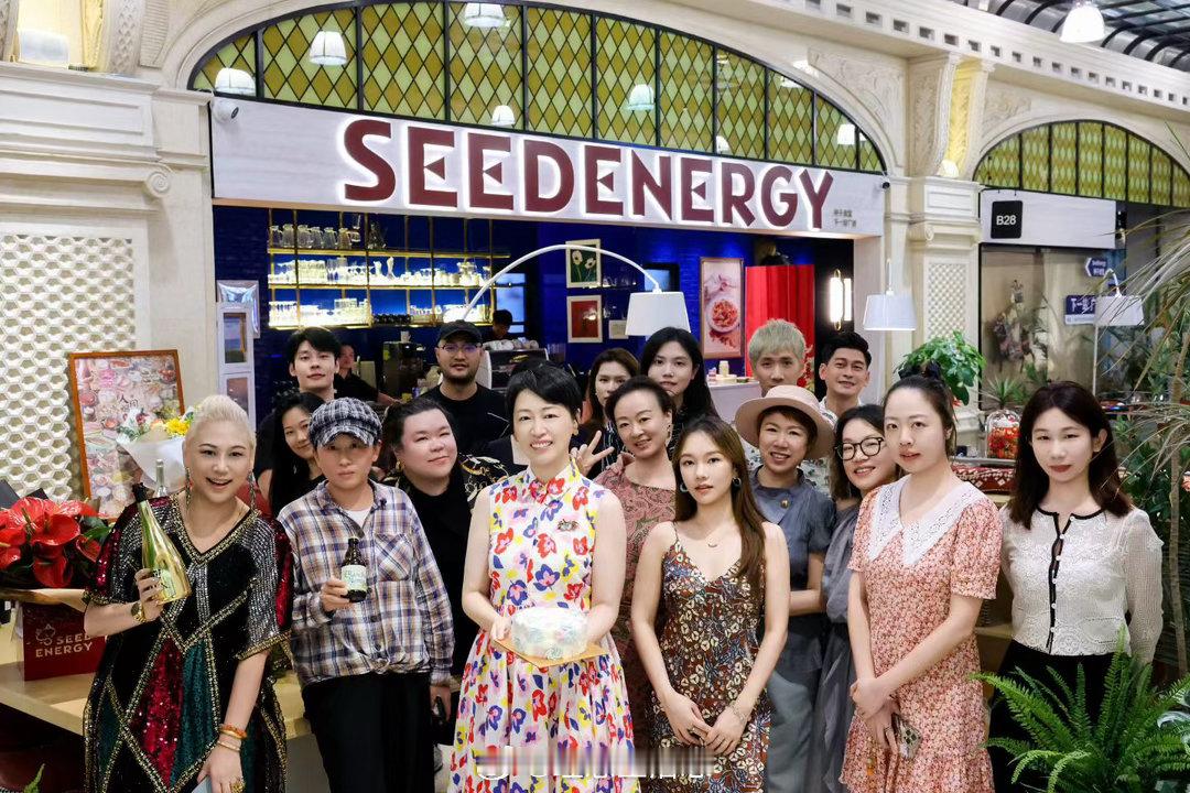 静安寺地铁里，漫选小巴黎，藏着一家“出了广西也吃不到”的神奇小店。台风天躲在里面