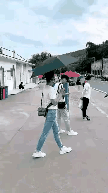 真的快被眼前这人整不会了，腰软得跟没骨头似的，肚子却挺得硬邦邦。光看走路那两步，