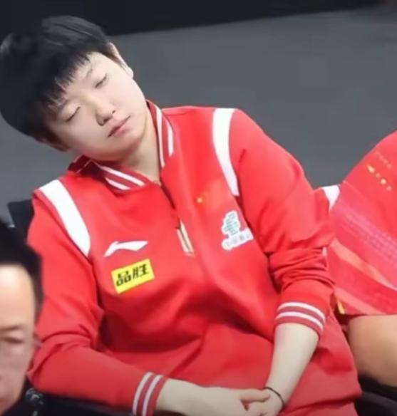 莎莎开会睡大觉？
领导让她坐中间，
大领导盯着治瞌睡


莎莎开会打瞌睡这事
队