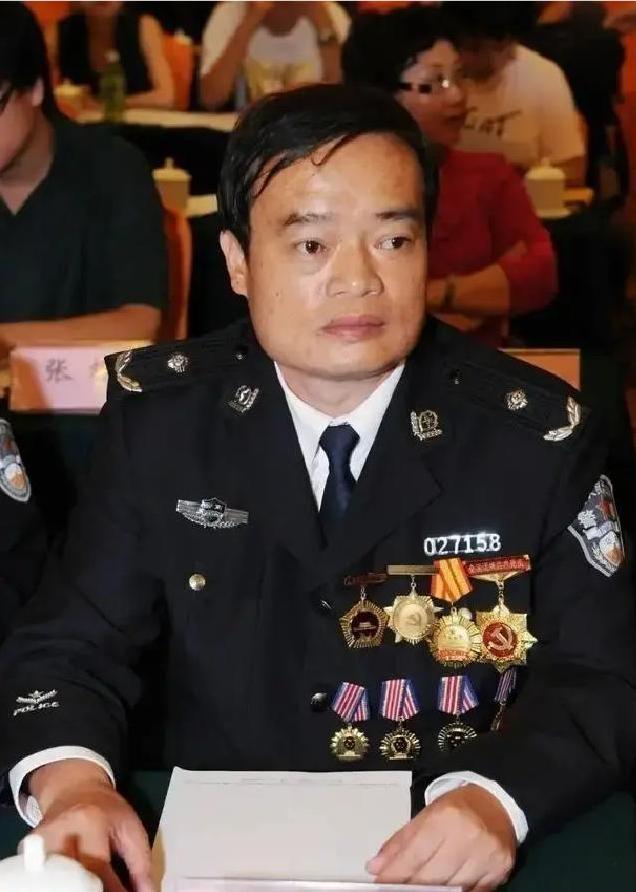 缉毒警察明正彬20岁的侄子参与贩毒，被他亲自抓获，面对亲哥苦苦哀求放一条生路，明