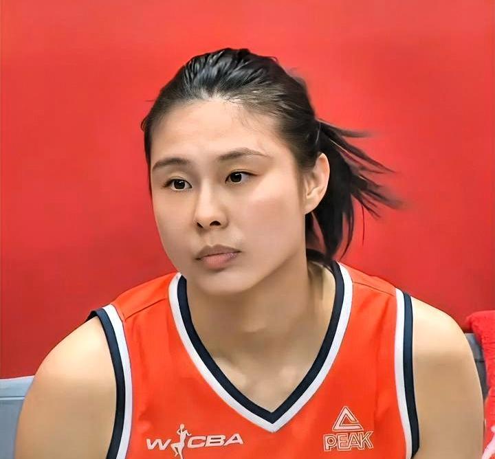 王思雨最后2秒，把球砸向自家篮板，想抢时间，结果球弹太远，直接送到江苏外援手里。