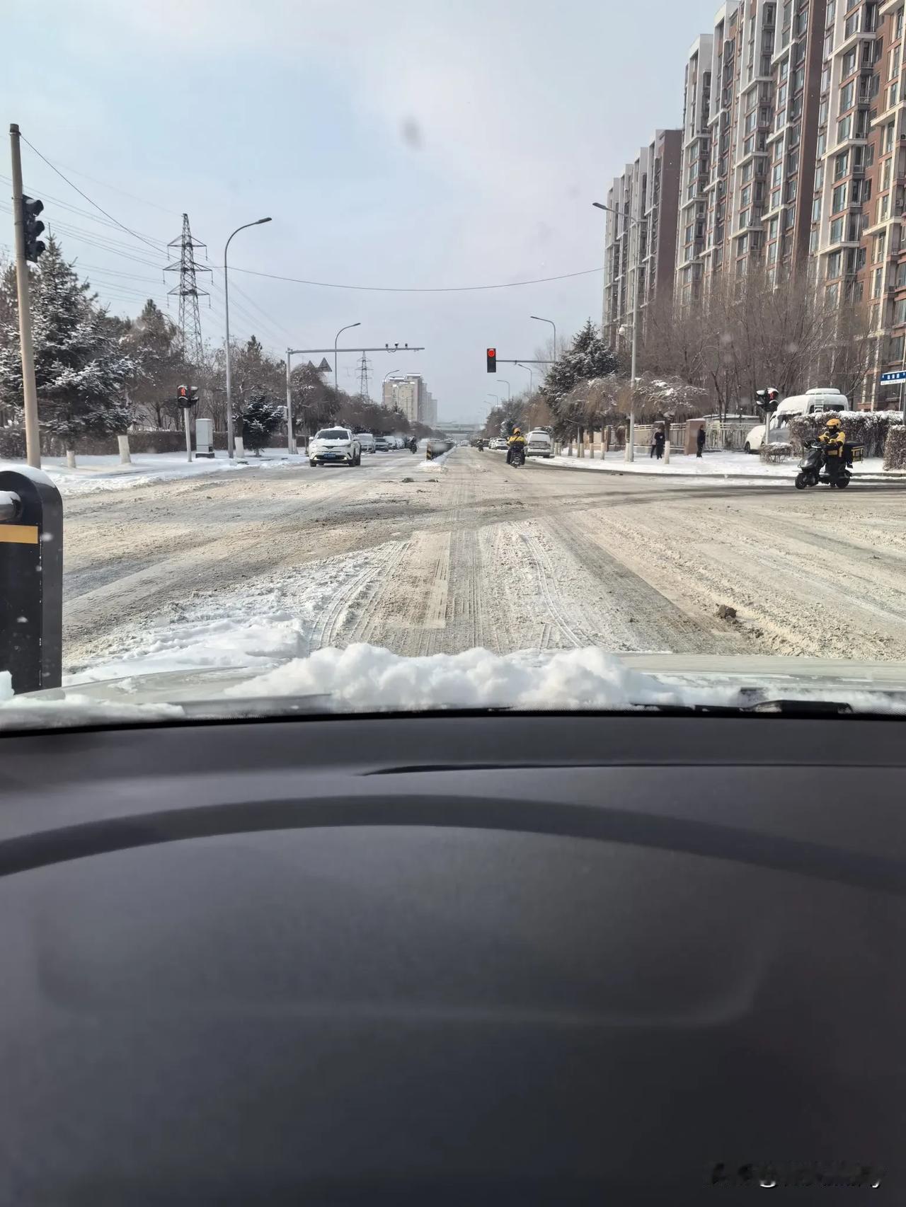 就今年的雪路，我看谁还说换冬季胎没啥用。