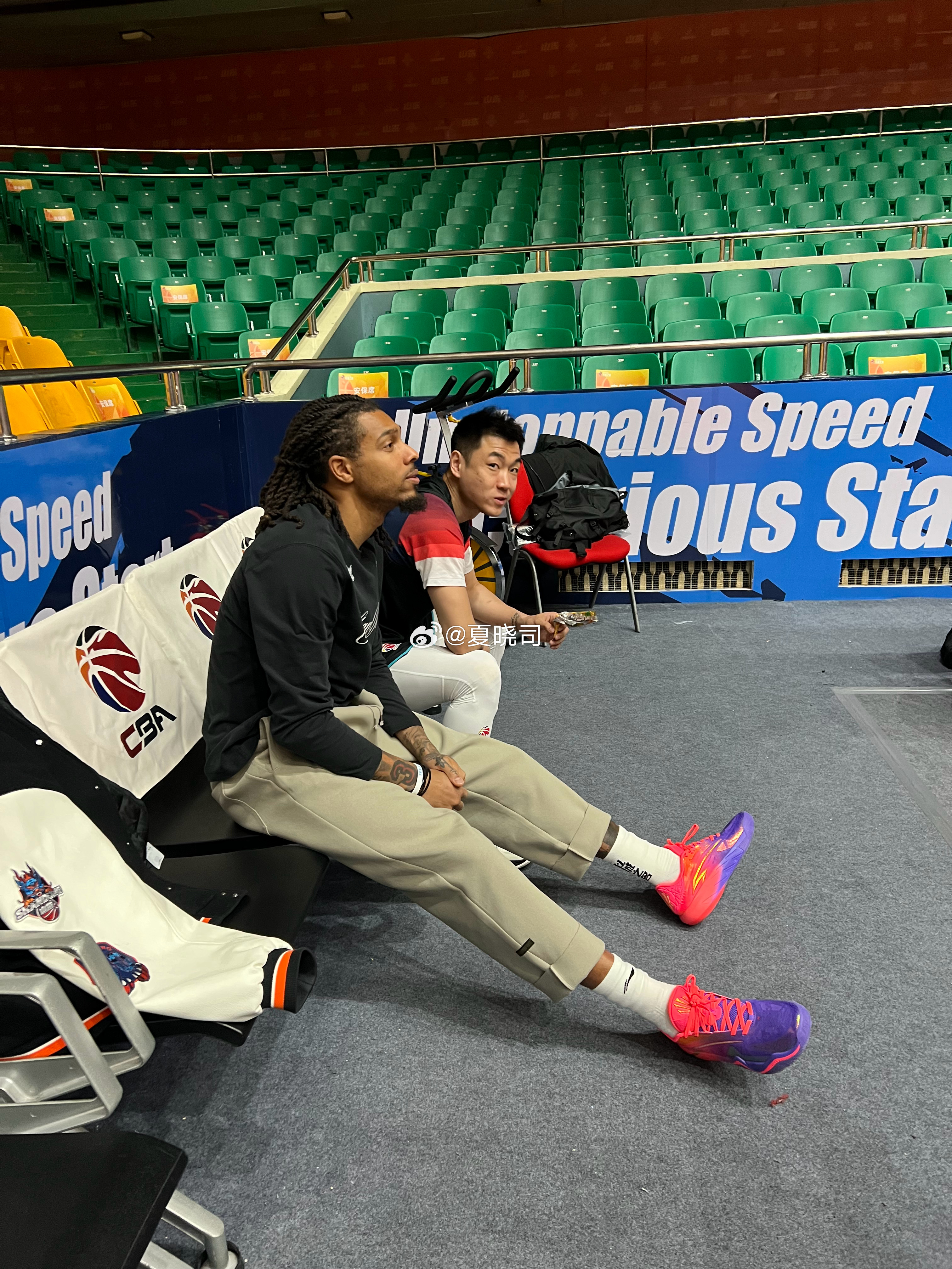 大外援琼斯脚上伤好多了，还是有感觉，是拉伤。约翰逊刚来，一直在场地适应投射。珀塞