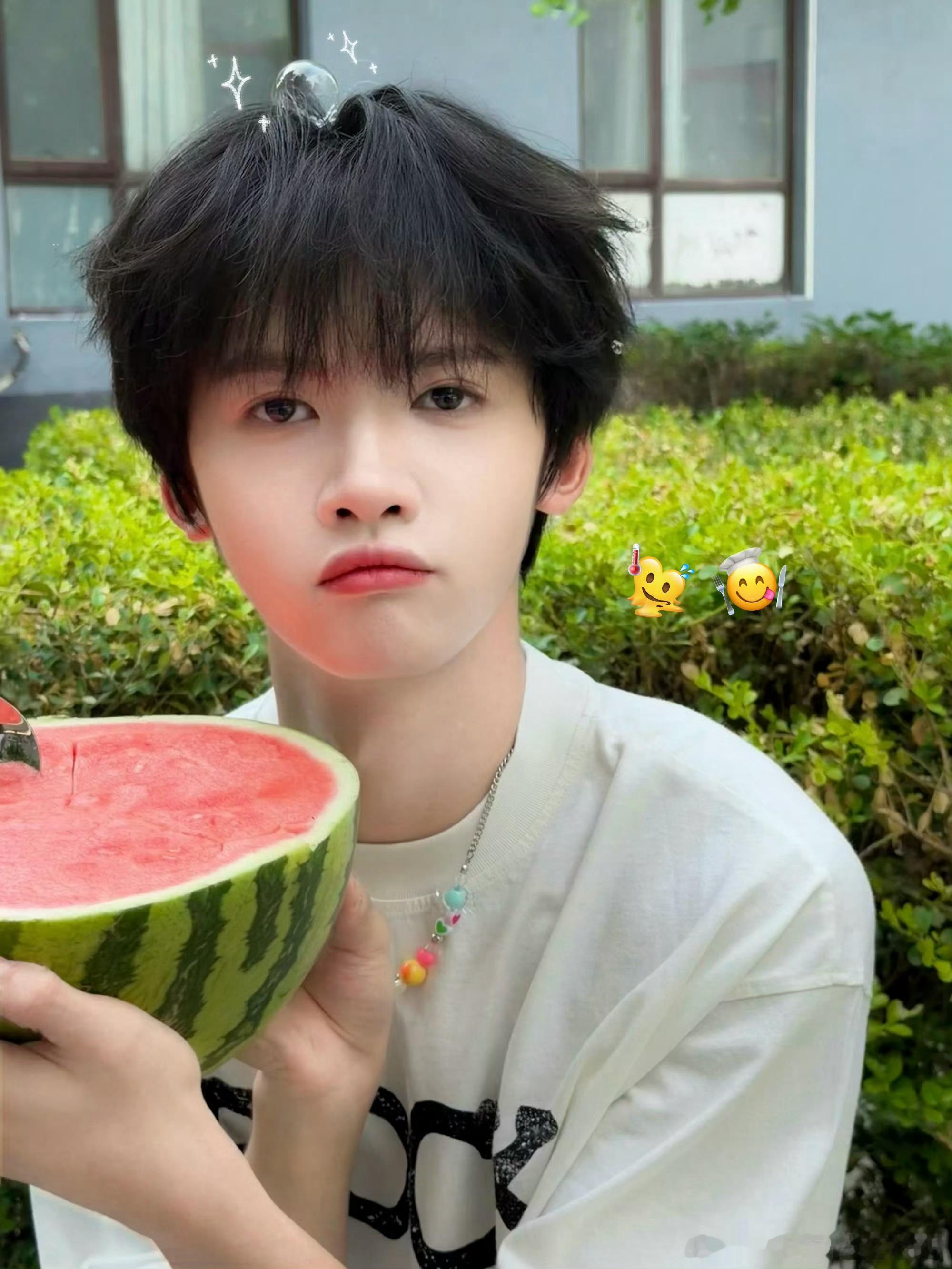 张奕然吃西瓜九宫格 张奕然夏日西瓜九宫格自拍🍉西瓜挖成小猪模样俏皮又可爱，满满