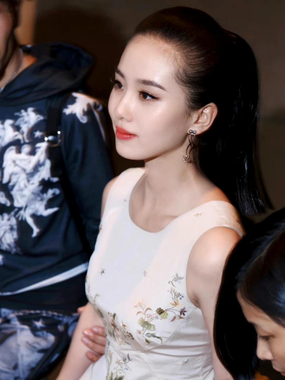 真美人不靠高颅顶来营造氛围感[舔屏]
这样的才是美女，有多少人敢这样梳头呢[送心