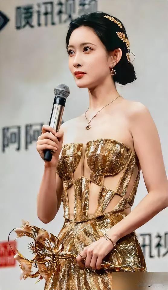 红毯上屁股太翘被骂垫假臀，孟子义做了一个动作，惊呆了在场的所有人！

原来是礼服