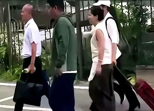 以儿子为由申请不公开审理。

说到这儿，突然想起前阵子坐地铁遇到的事儿。

有个